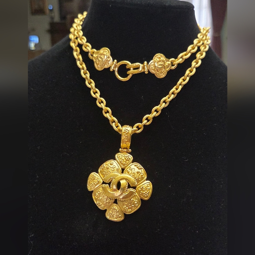 CHANEL Gold Clover Pendant Necklace. SOLD!! - Picture 6 of 7